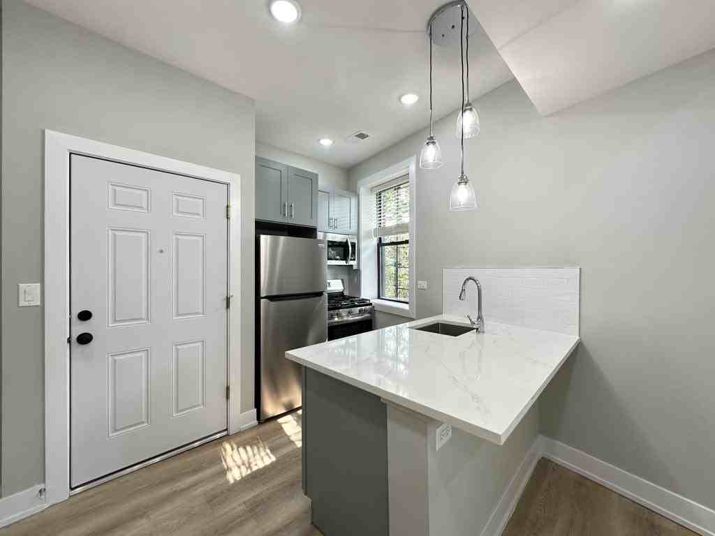 434 W Belden Ave #05 - Photo 2 of 21