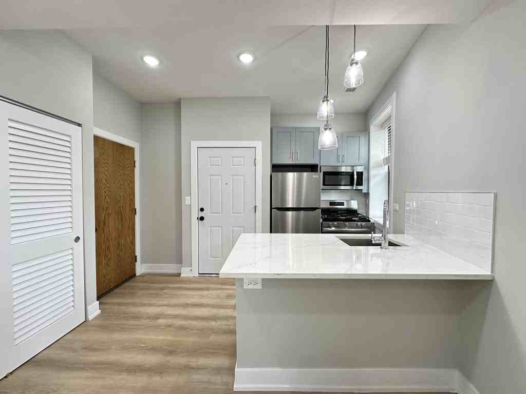 434 W Belden Ave #05 - Photo 3 of 21