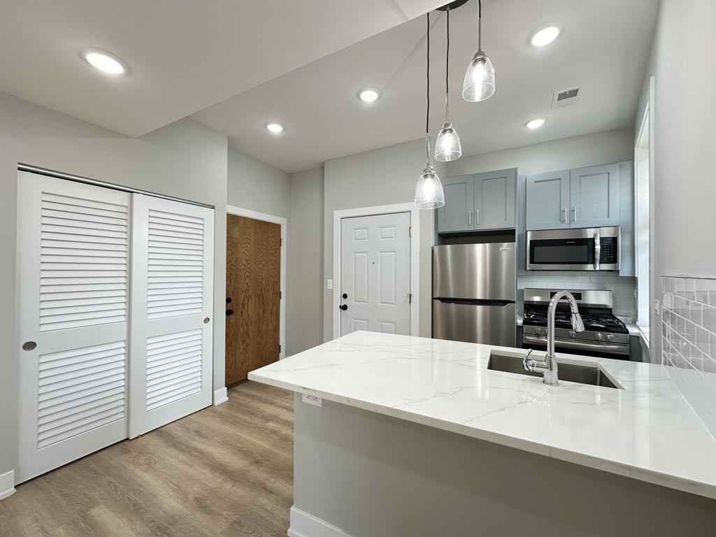 434 W Belden Ave #05 - Photo 4 of 21