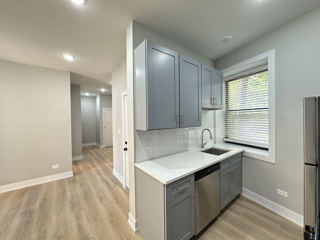 438 W Belden Ave #17 - Photo 3 of 21