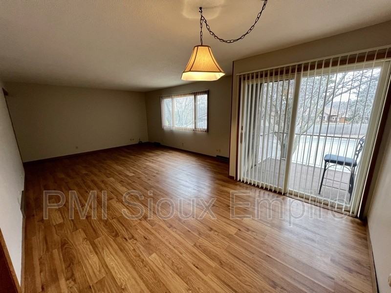 2508 S Cliff Ave - Photo 2 of 6