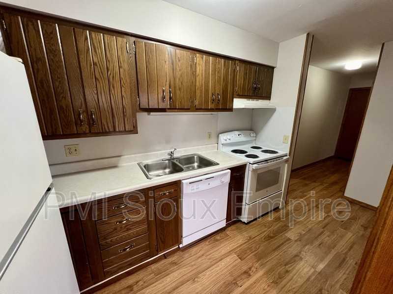 2508 S Cliff Ave - Photo 3 of 6
