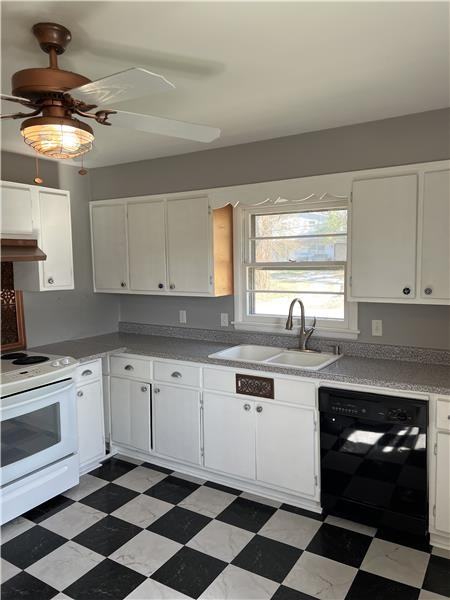 536 Middle St - Photo 2 of 10