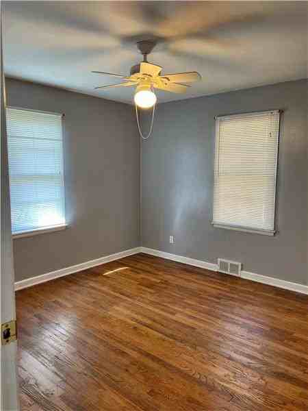 536 Middle St - Photo 4 of 10