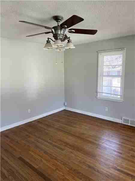 536 Middle St - Photo 5 of 10