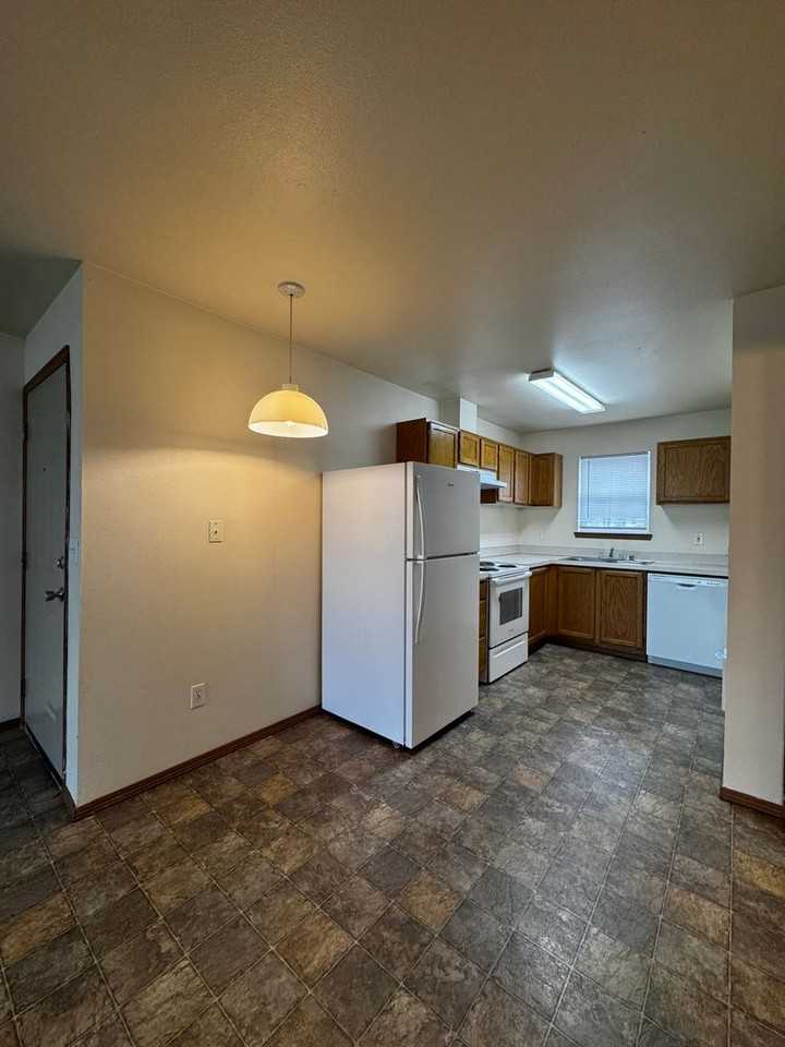 Glacier Apartments - Photo 4 of 8