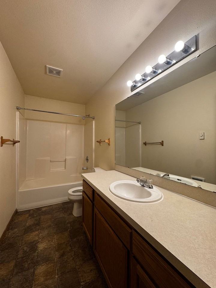 Glacier Apartments - Photo 7 of 8