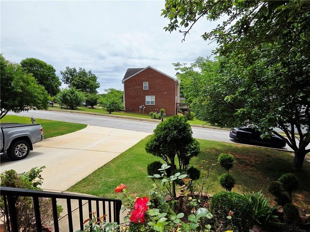 1140 Foxcroft Dr - Photo 3 of 50