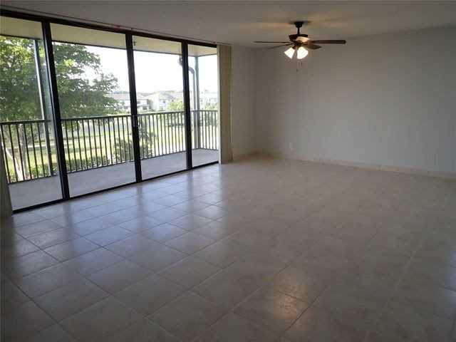 106 Lake Emerald Dr ##401 - Photo 5 of 16
