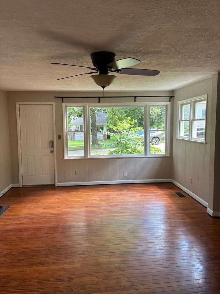 1003 N Woodburn Ave - Photo 4 of 20