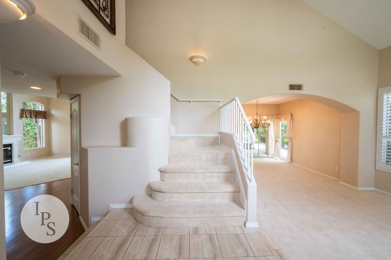 1184 E Province Dr - Photo 4 of 35