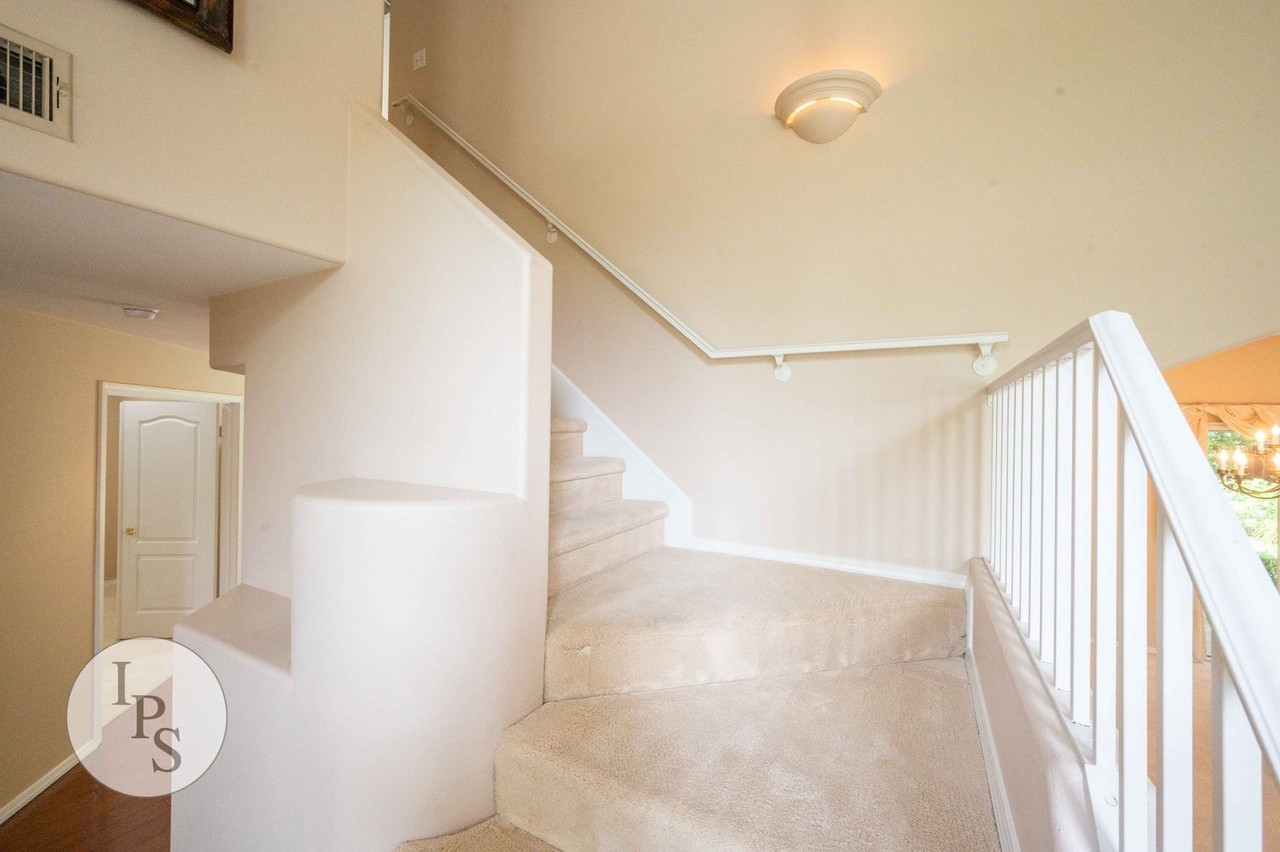 1184 E Province Dr - Photo 2 of 35