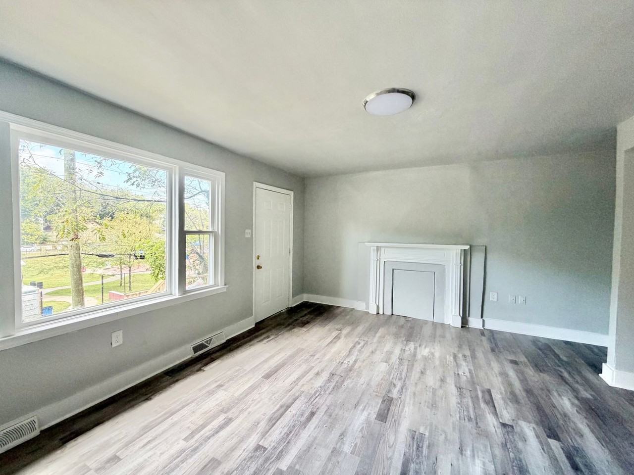1721 Carll St - Photo 3 of 11