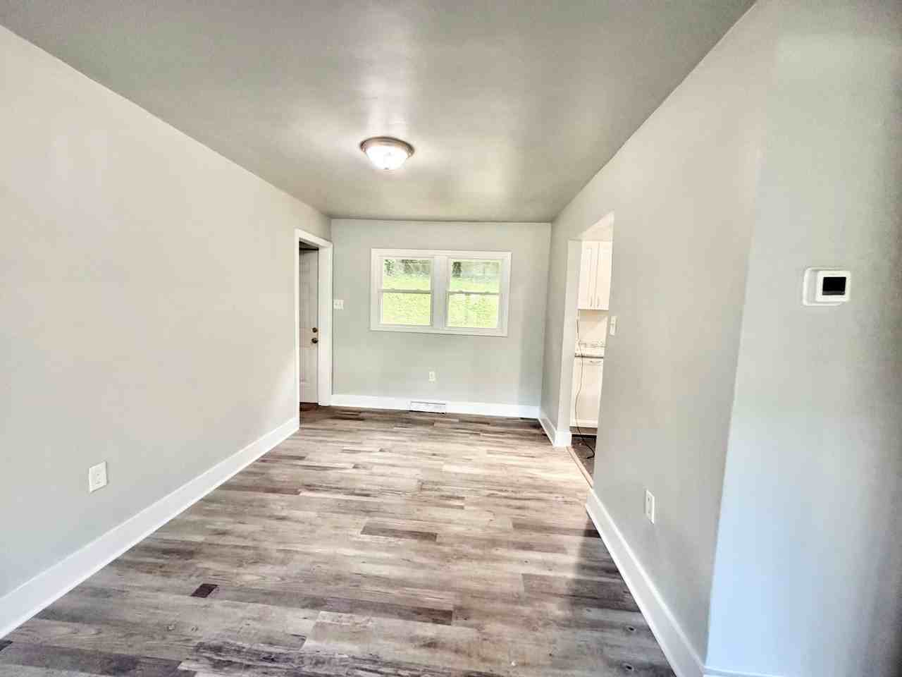 1721 Carll St - Photo 4 of 11
