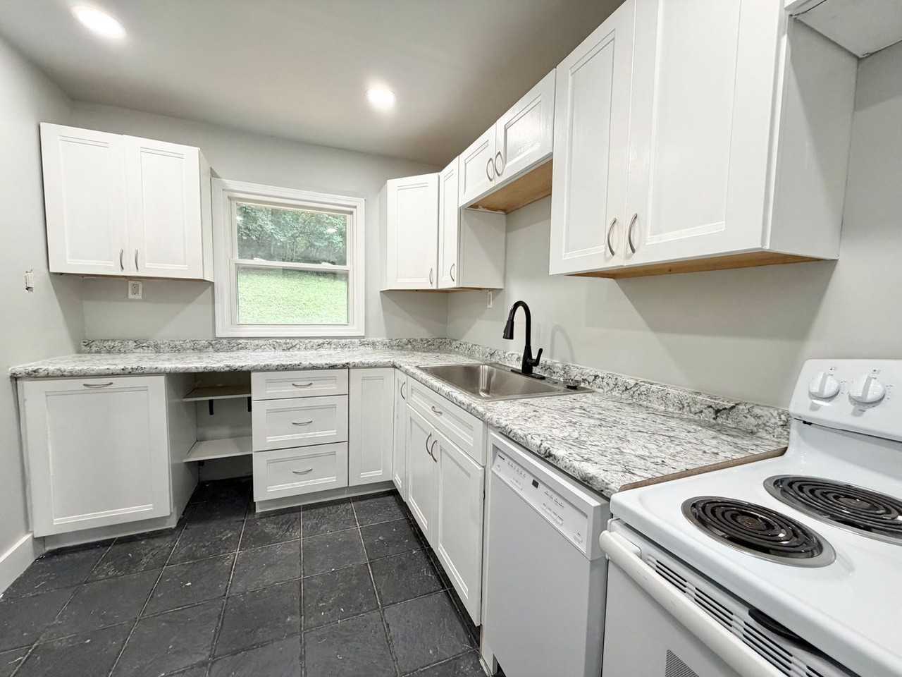 1721 Carll St - Photo 5 of 11