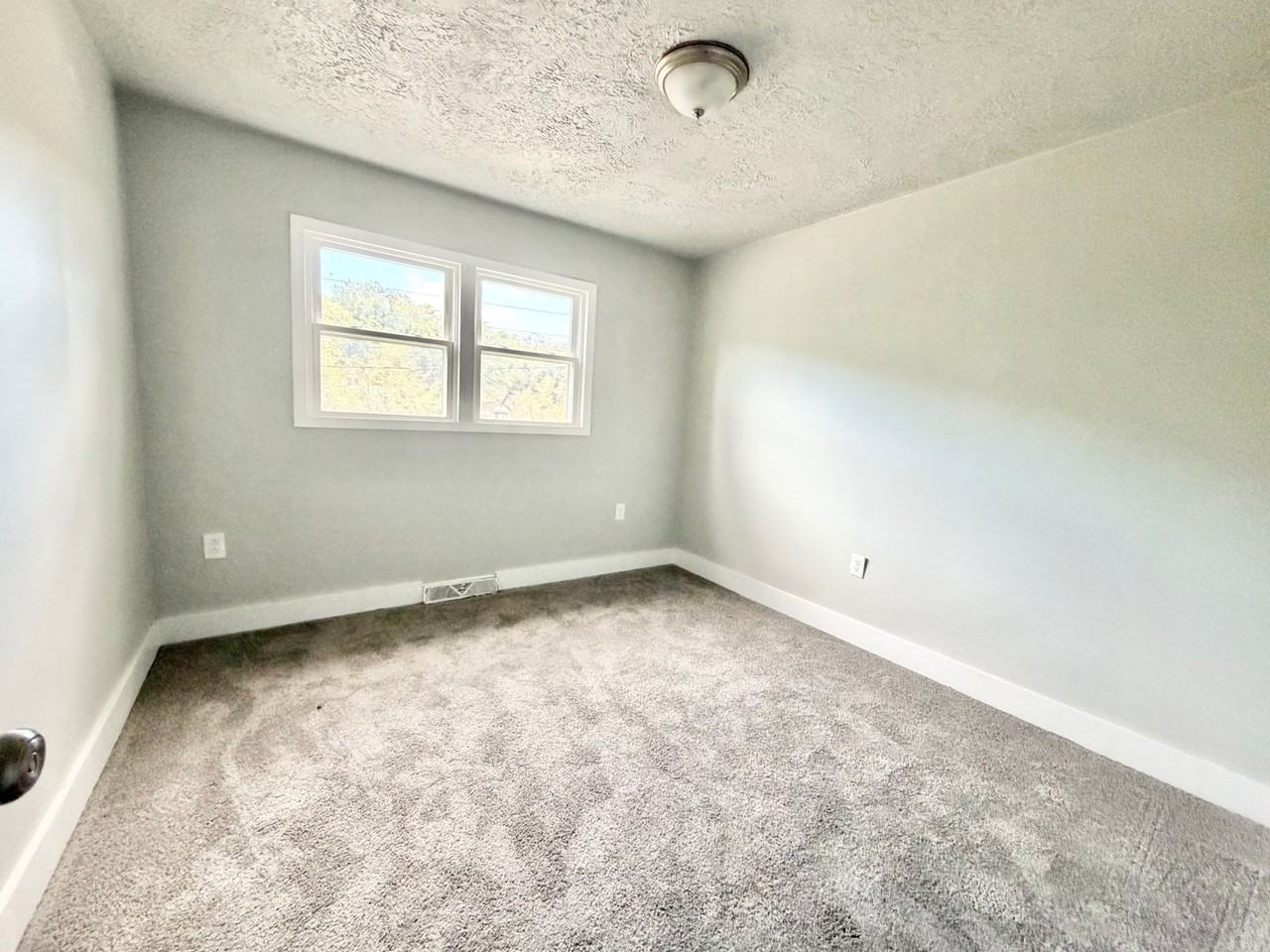 1721 Carll St - Photo 7 of 11