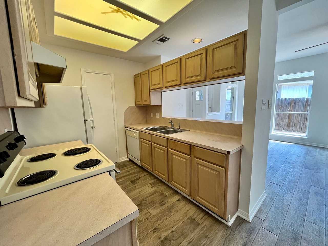 515 Gregory Ct - Photo 6 of 13