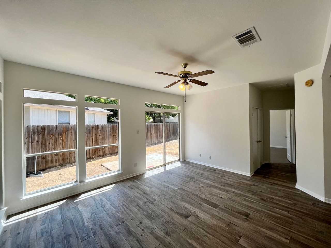 515 Gregory Ct - Photo 7 of 13