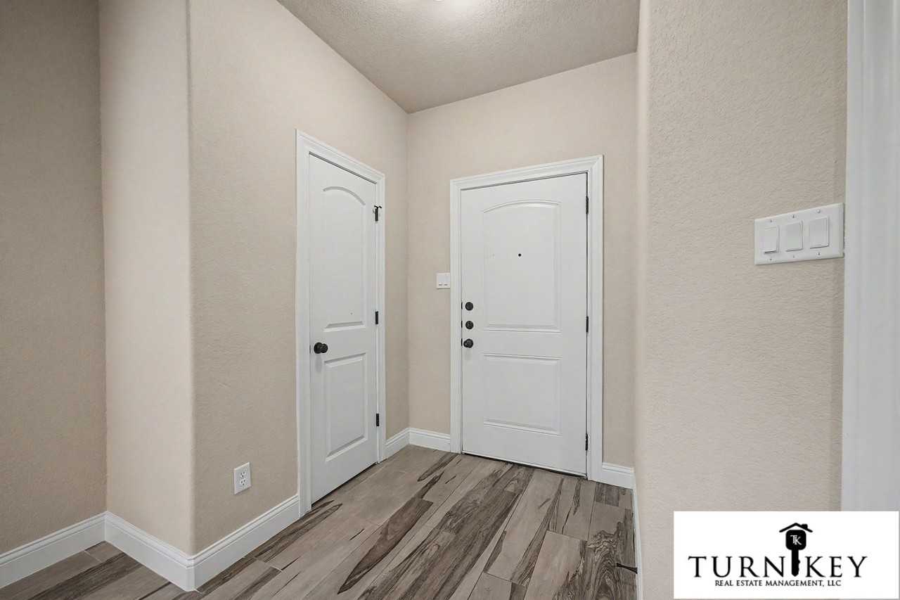 7905 Butler Ct - Photo 5 of 29