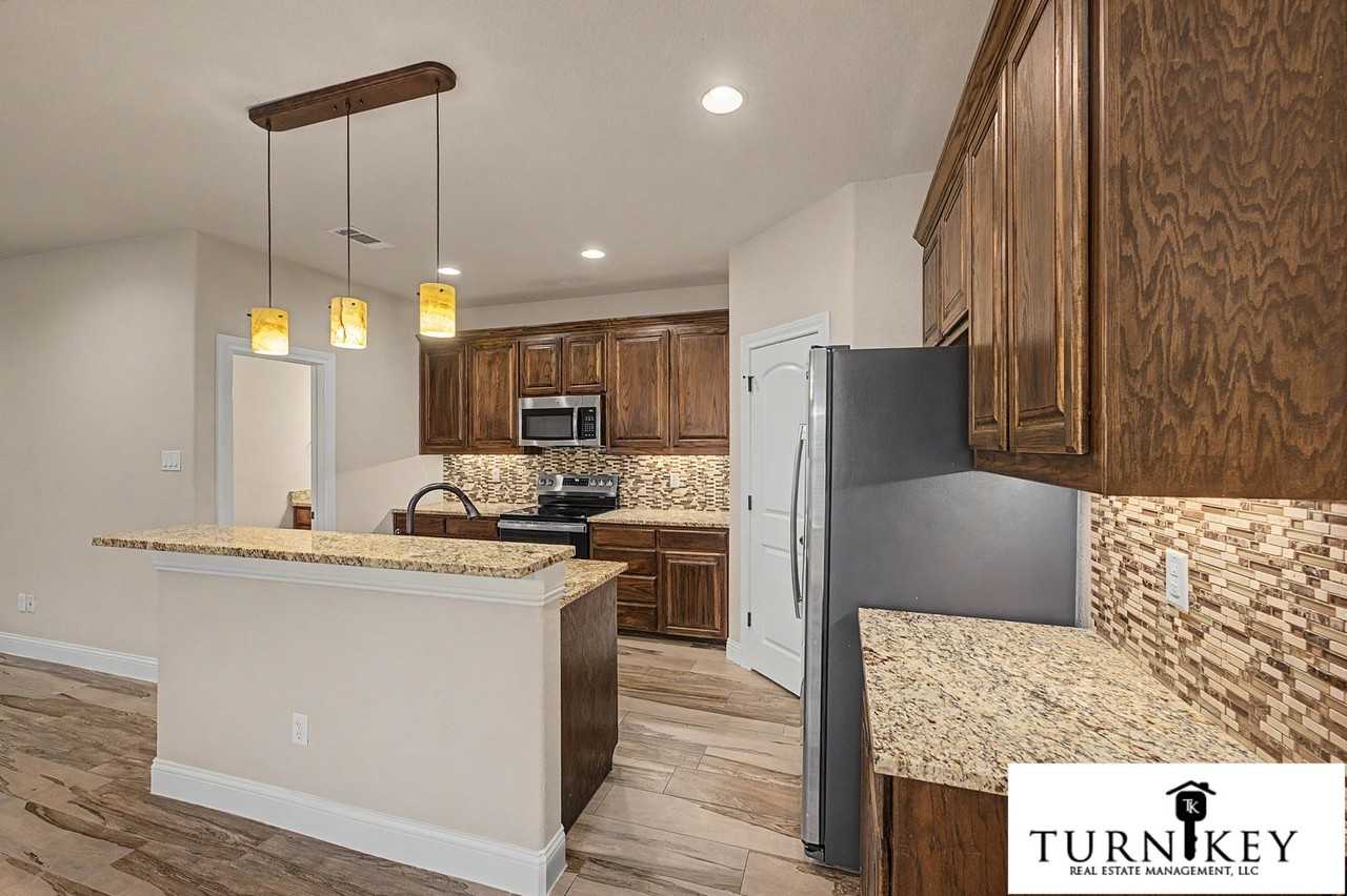 7905 Butler Ct - Photo 7 of 29