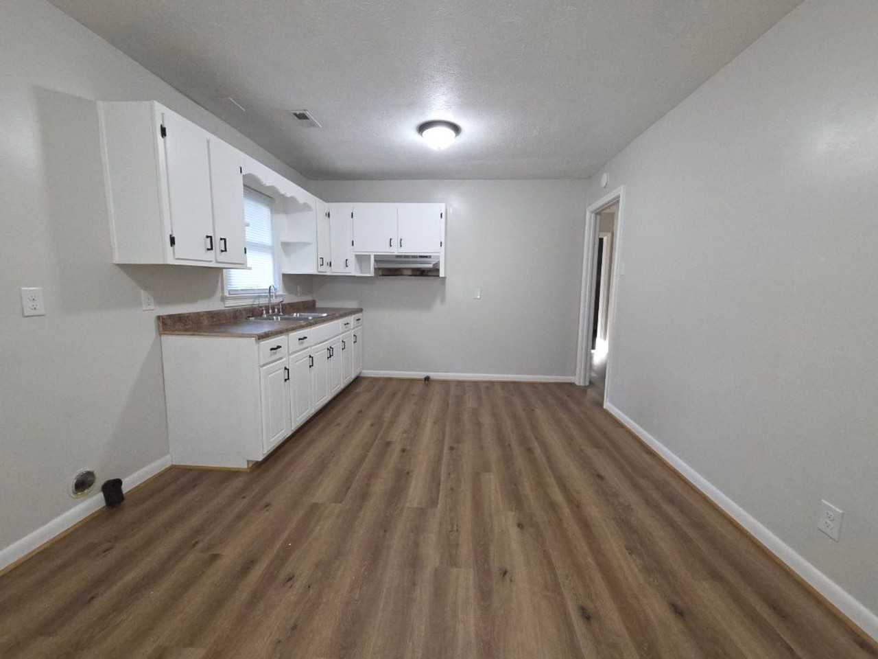 1110 Elizabeth St - Photo 3 of 12