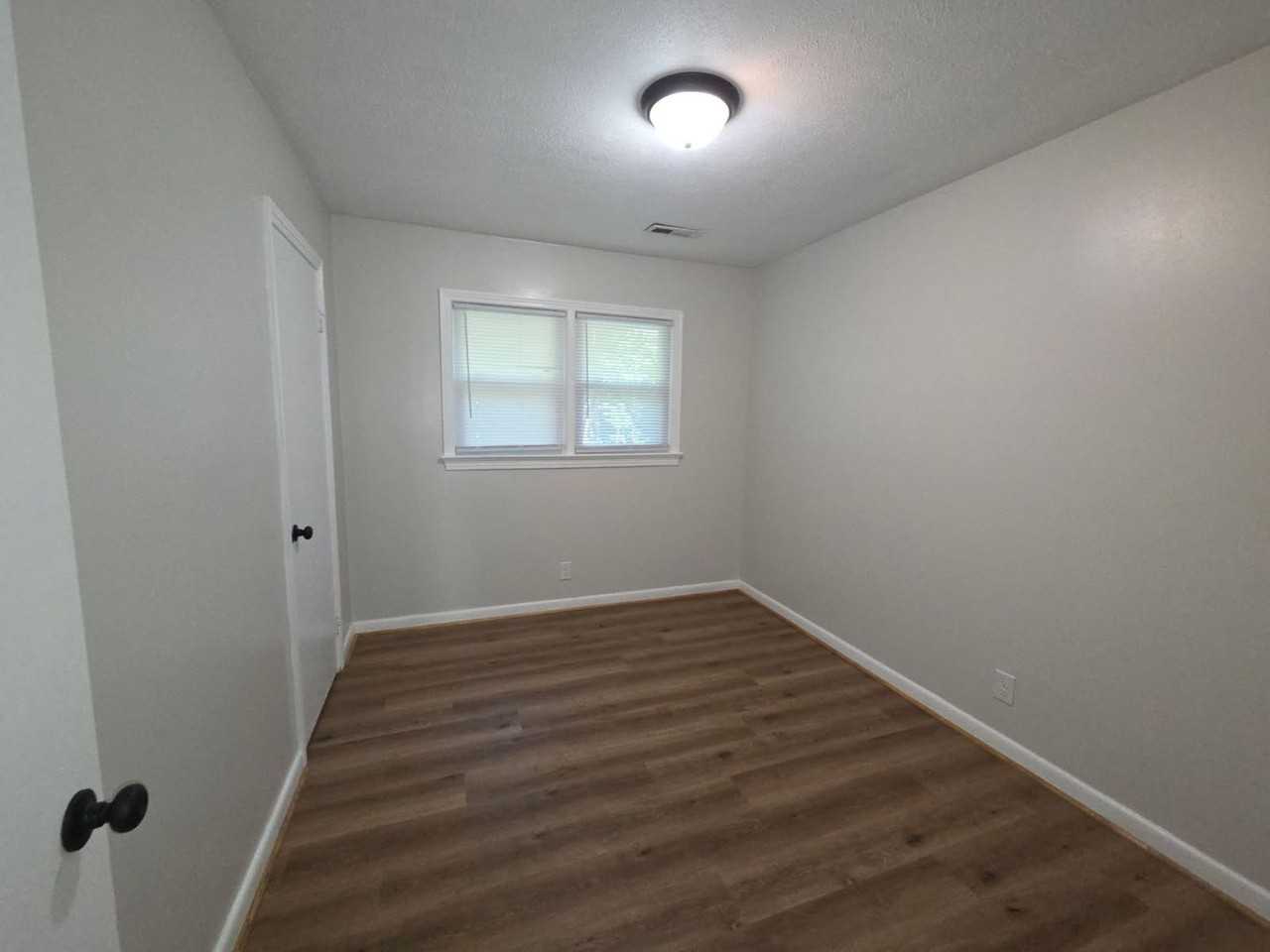1110 Elizabeth St - Photo 5 of 12
