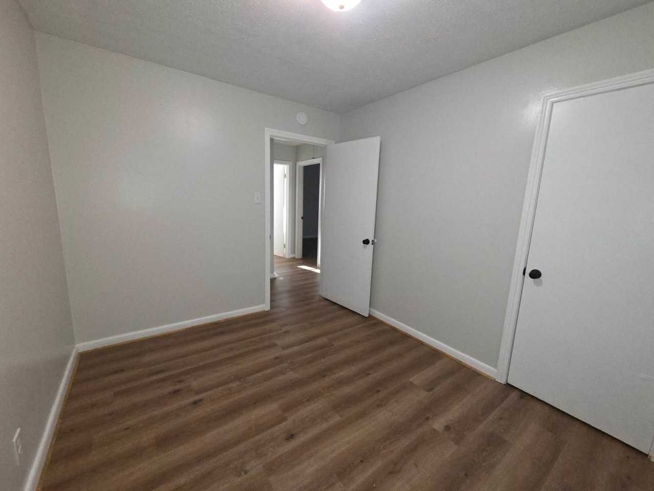 1110 Elizabeth St - Photo 6 of 12