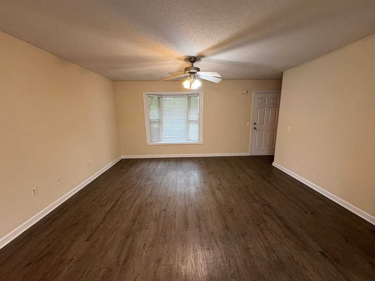 137 Bridgewater Cir - Photo 3 of 17