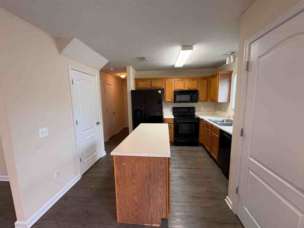 137 Bridgewater Cir - Photo 4 of 17
