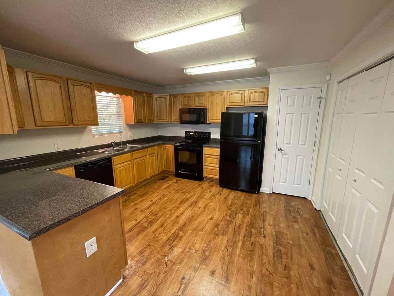 250 Northside Dr - Photo 5 of 17