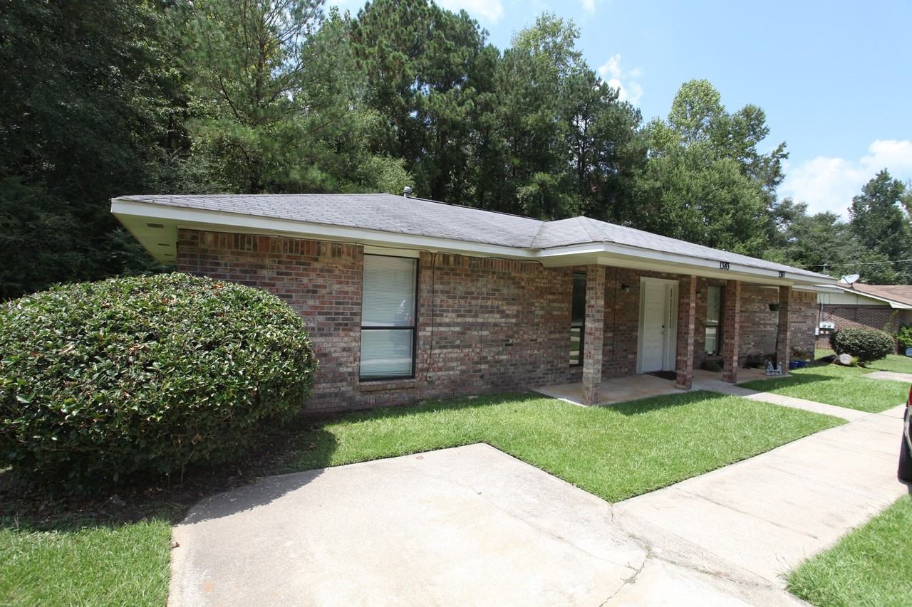 1381 Hampton Dr - Photo 2 of 16
