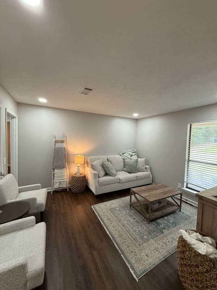 1381 Hampton Dr - Photo 4 of 16