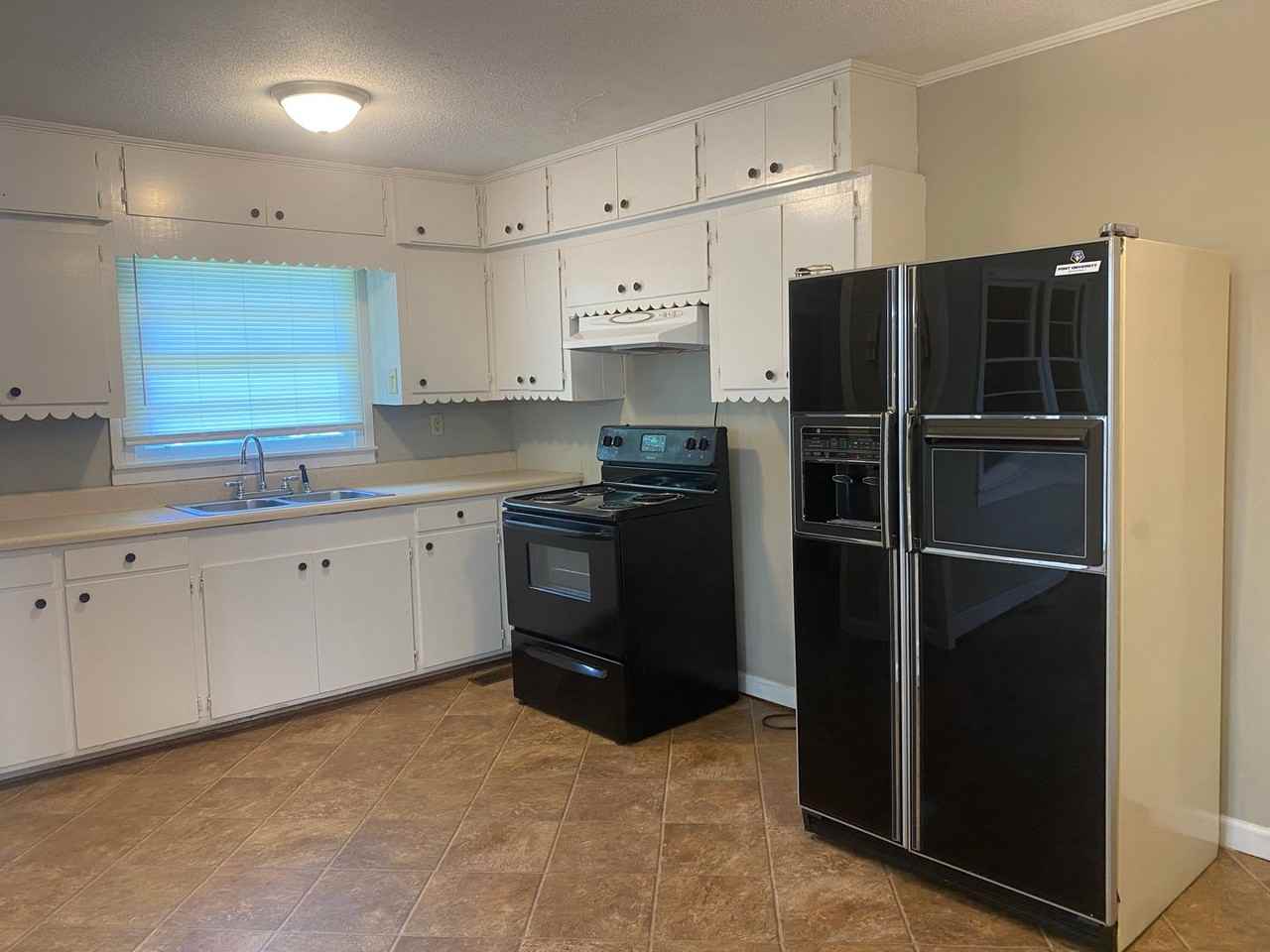 1714 Veterans Memorial Pkwy - Photo 2 of 15