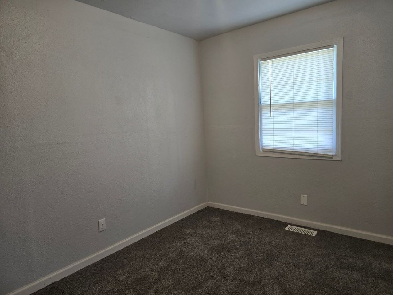 1044 S Wisconsin Ave - Photo 5 of 6