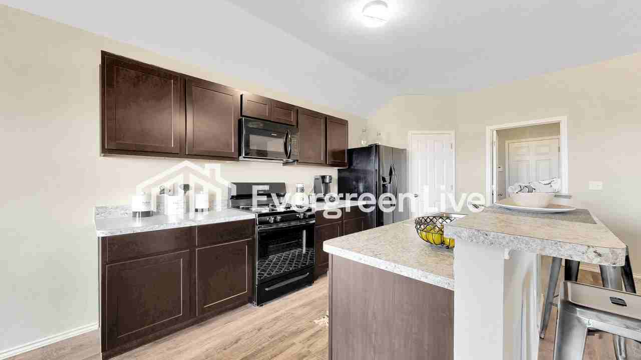 15697 Mustang Ave - Photo 7 of 18