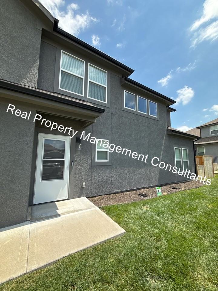 21847 W 123rd Ter - Photo 2 of 38