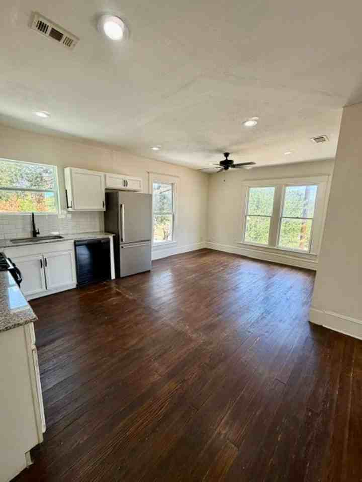 2201 Colonial Ave - Photo 4 of 9
