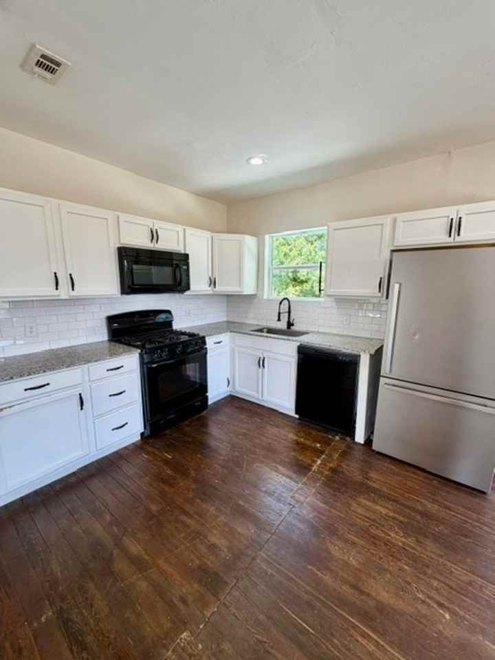 2201 Colonial Ave - Photo 5 of 9