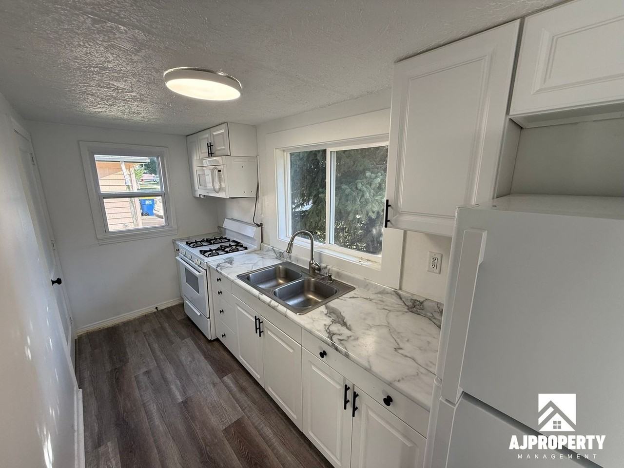 2141 S Norton Ave - Photo 2 of 10