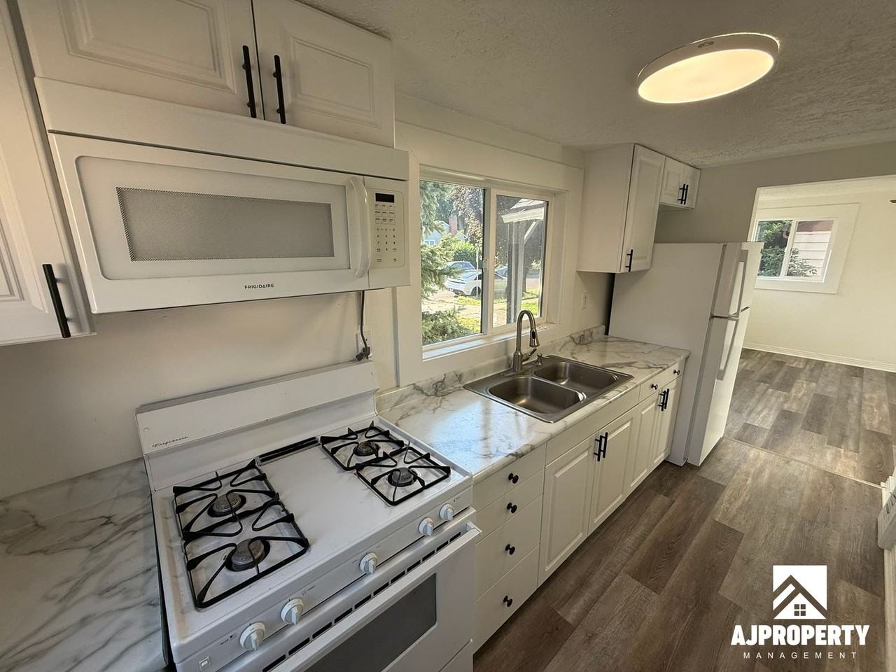 2141 S Norton Ave - Photo 3 of 10