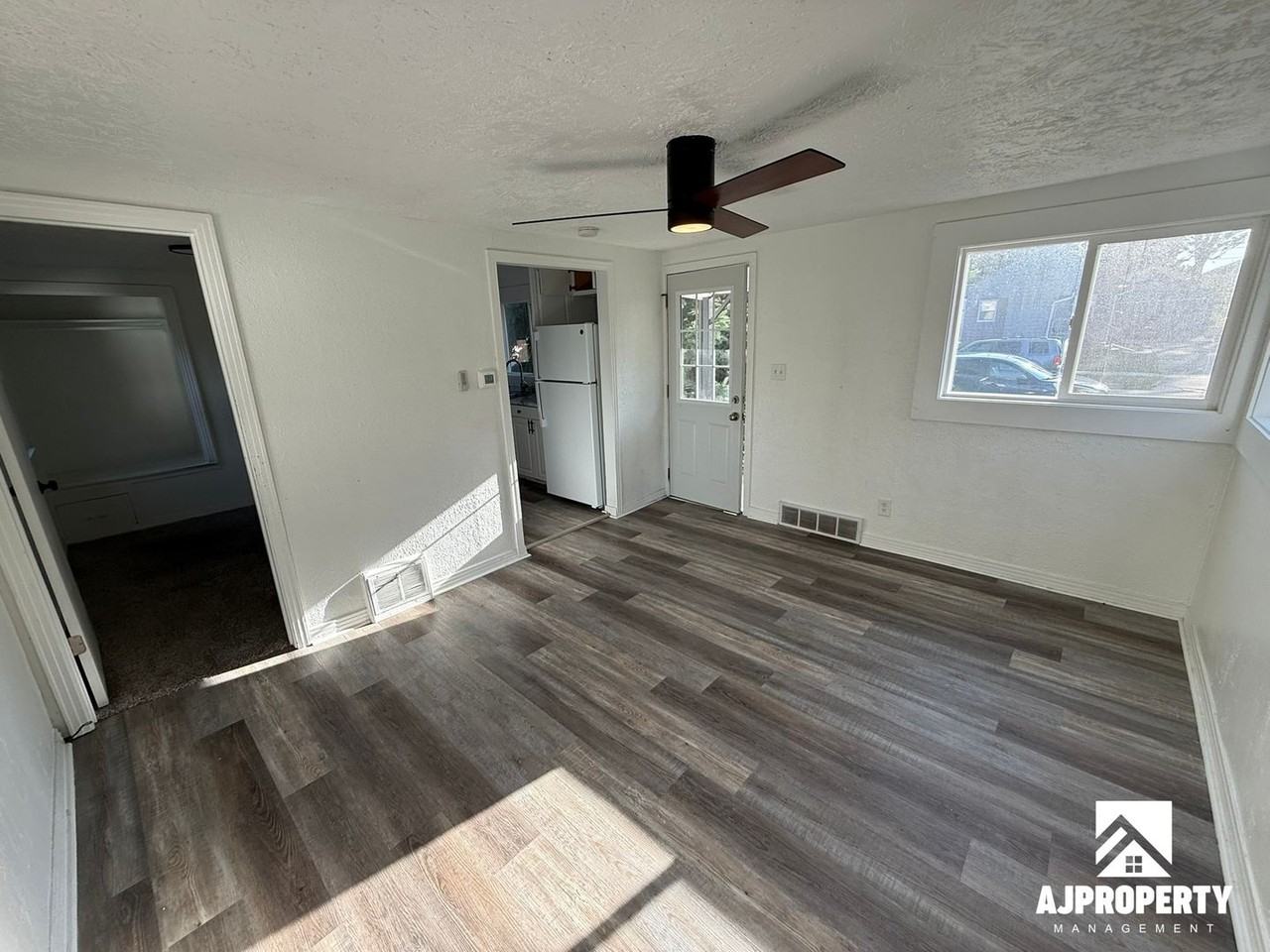 2141 S Norton Ave - Photo 4 of 10