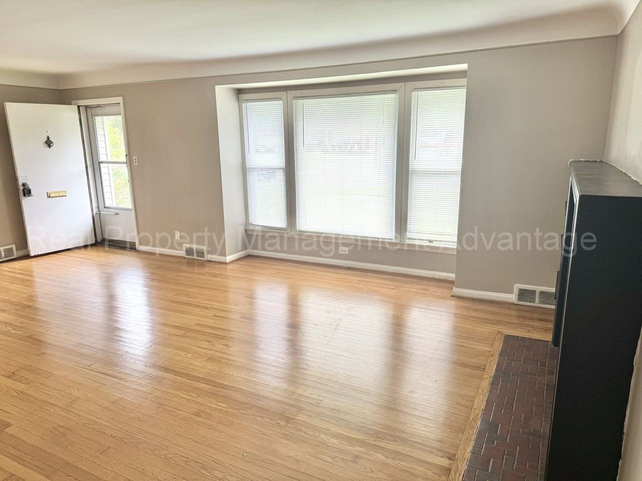 4421 Samoset Rd - Photo 3 of 18