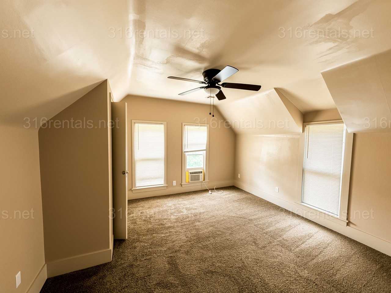 120 W 10th St - Photo 3 of 10