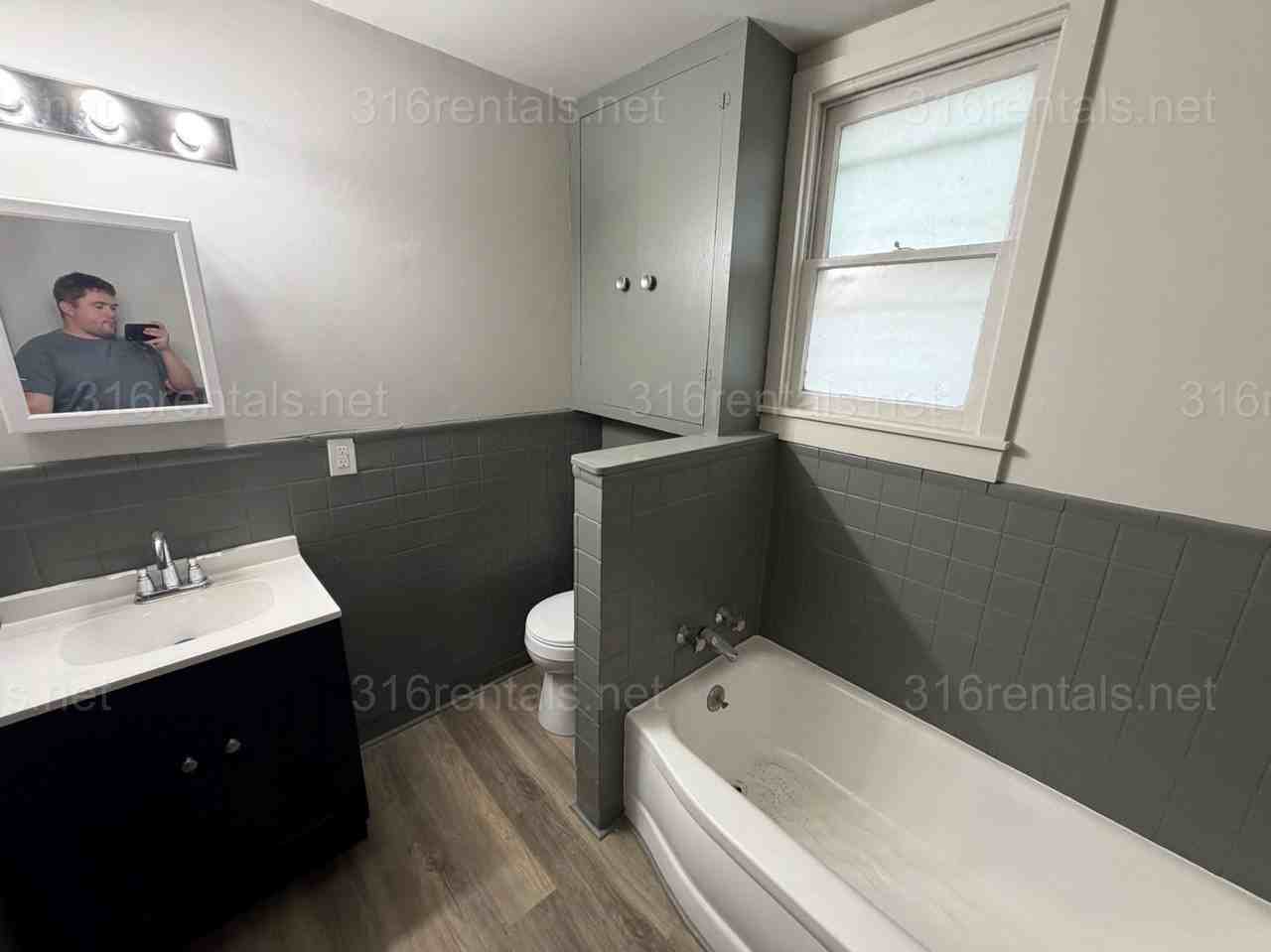 120 W 10th St - Photo 4 of 10
