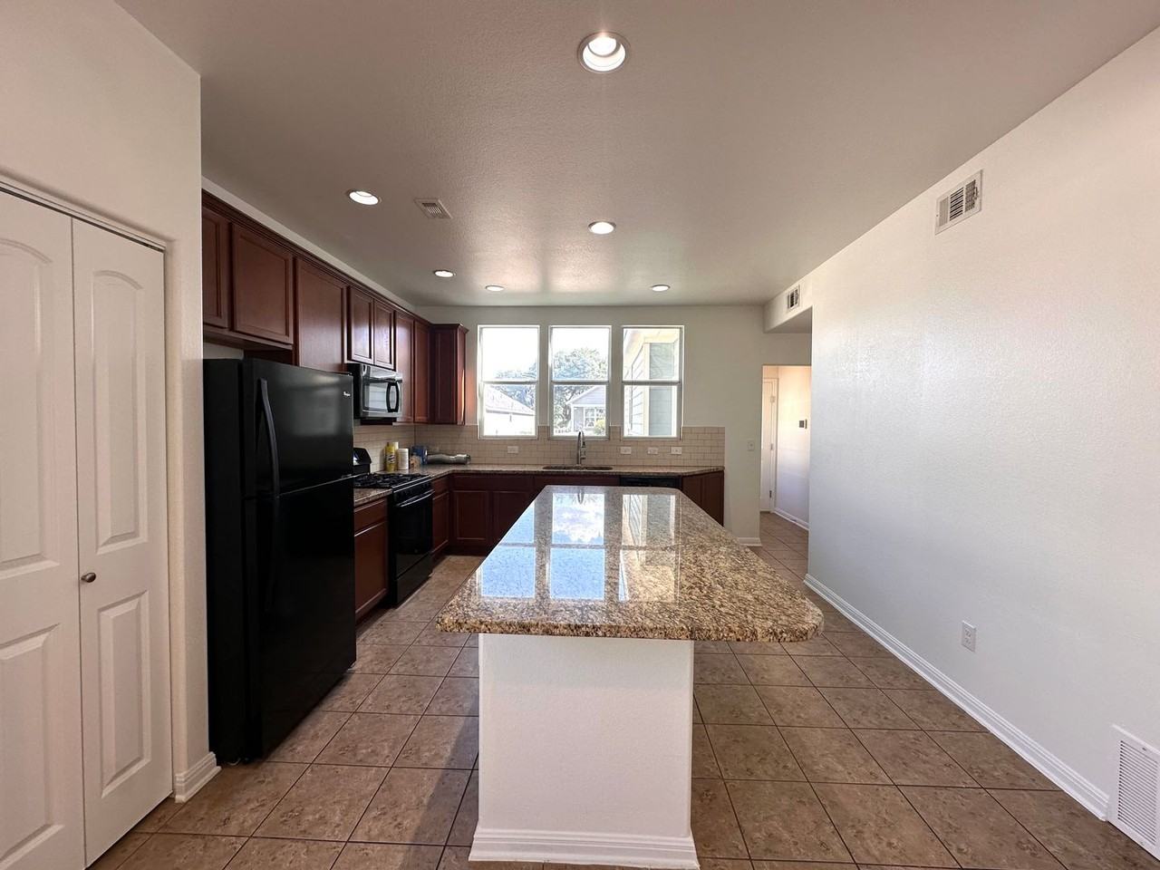 1020 Nevarez - Photo 7 of 24
