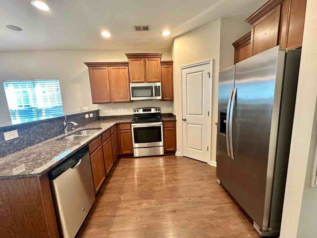 840 Parnell Ct - Photo 4 of 34