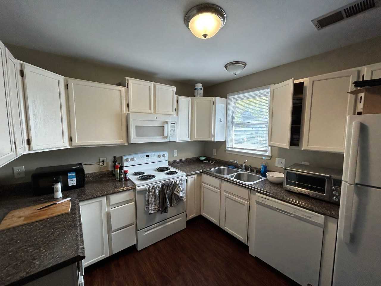 205 Waller Ave #B - Photo 3 of 9