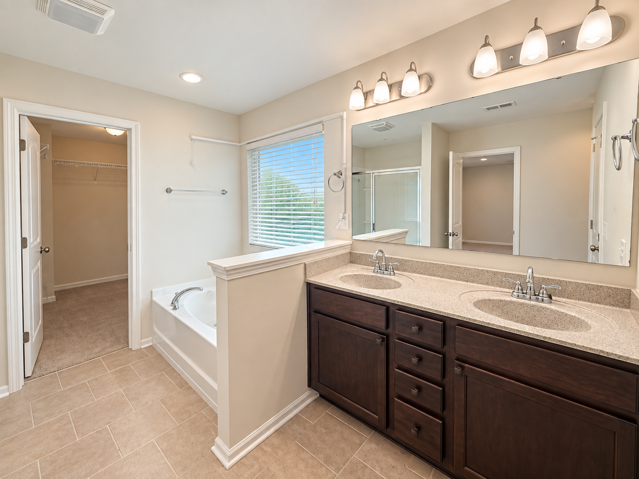1085 Bitting Hall Cir - Photo 4 of 18