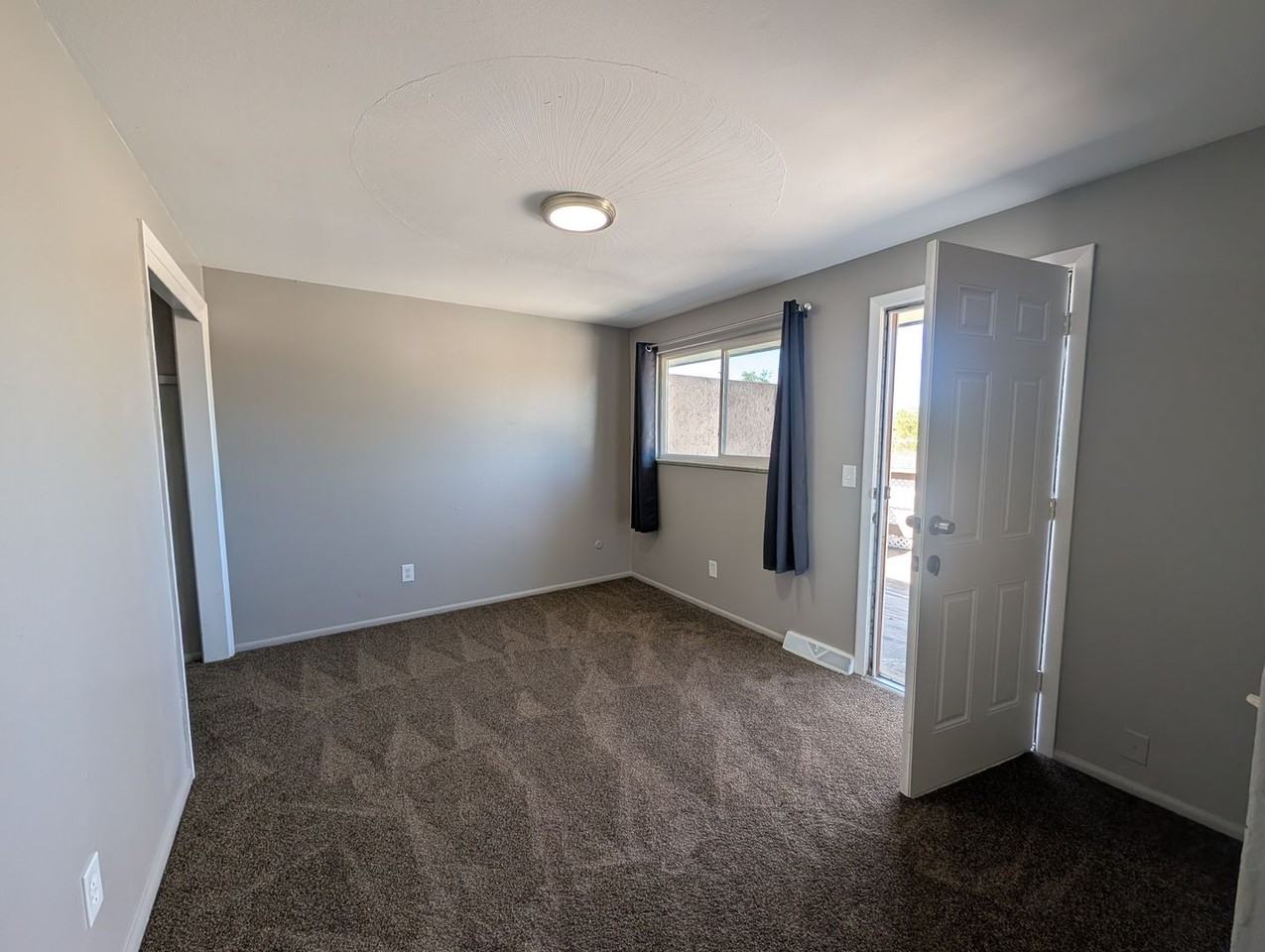 725 Fraser St - Photo 2 of 25
