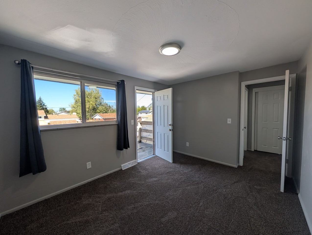 725 Fraser St - Photo 3 of 25